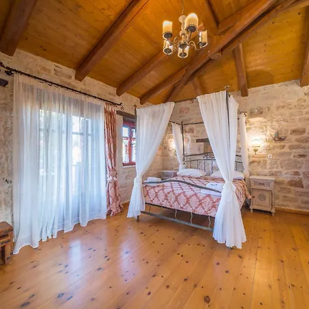 Porta Del Mar Méson Yerakaríon